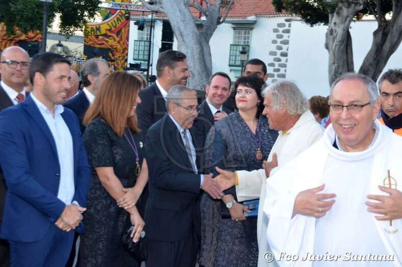 Héctor Suárez, en la procesión de San Juan de este año, en el momento que el sacerdote Fernando Baéz saluda a la alcaldesa (Foto TA)